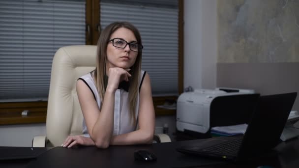 Sekretärin träumt von einem Arbeitsplatz im Büro. dachte das Mädchen, als es am Tisch saß — Stockvideo