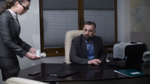 A young Secretary brings coffee to the boss. service personnel. Concept of coffee time and time for a break. — Stock Video