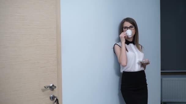 Secretaria chica bebiendo café en el lugar de trabajo en la oficina — Vídeos de Stock