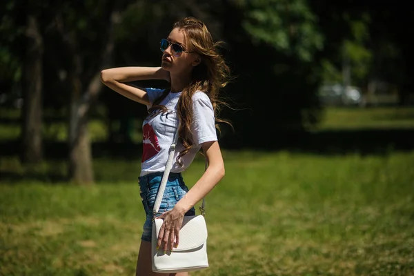 Piękne Młode Hipster Dziewczyna Okulary Pozowanie Park Dziewczyna Czeka Kogoś — Zdjęcie stockowe