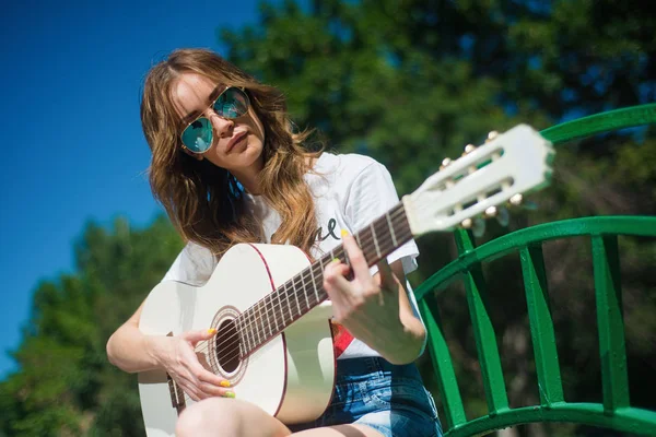 Menina Hipster Bonita Tocando Guitarra Livre Parque Sentado Banco — Fotografia de Stock