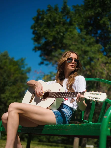 Menina Hipster Bonita Tocando Guitarra Livre Parque Sentado Banco — Fotografia de Stock