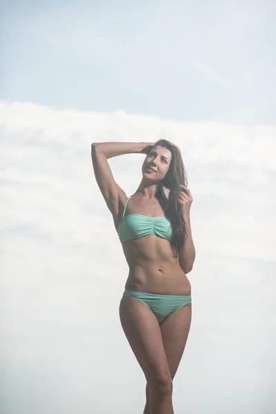 Slanke Mooi Meisje Een Zwembroek Het Strand Tegen Zee Poseren — Stockfoto