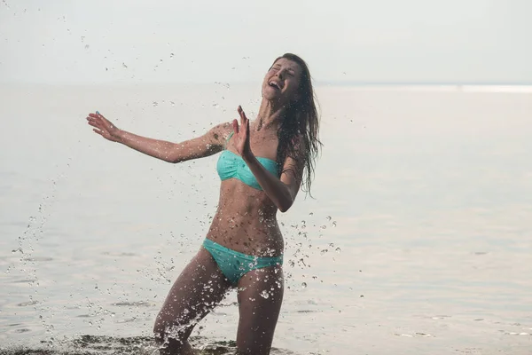 Hermosa Chica Traje Baño Posando Mar Divirtiéndose Salpicando Agua — Foto de Stock