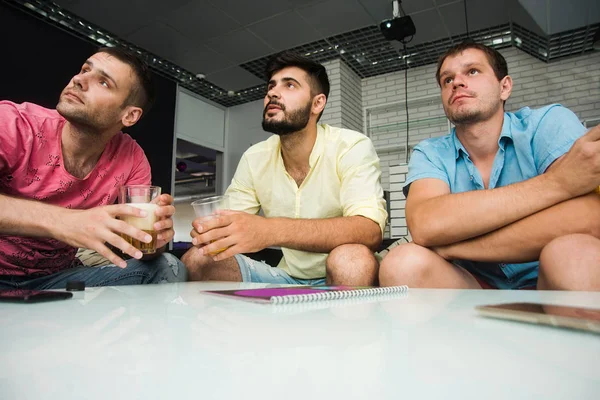 Amigos Hombres Beben Cerveza Divierten Sentados Mesa — Foto de Stock