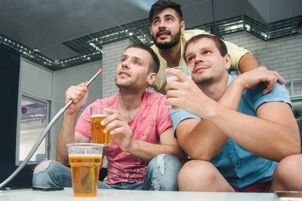 友人男性のビールを飲む 水ギセルを吸うし 楽しい時を過す テーブルに座って — ストック写真