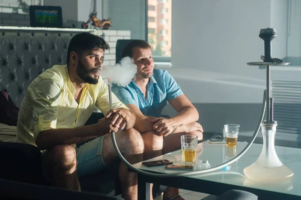 Amigos Hombres Beben Cerveza Fuman Narguile Divierten Sentados Mesa — Foto de Stock