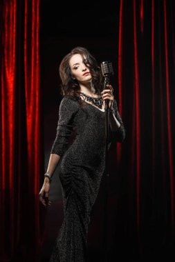 Konser salonu mikrofon şarkı siyah elbise genç güzel kız