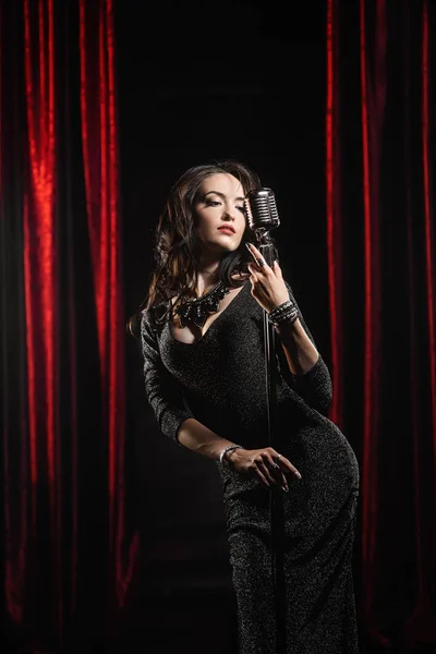 Junge Schöne Sängerin Schwarzen Kleid Posiert Mit Mikrofon Vor Dem — Stockfoto