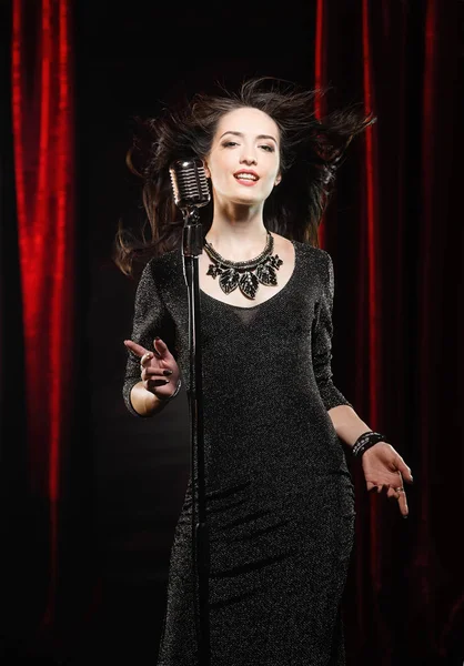 Młody Piękny Singer Czarnej Sukni Płynącej Włosy Śpiewa Mikrofonu Tle — Zdjęcie stockowe
