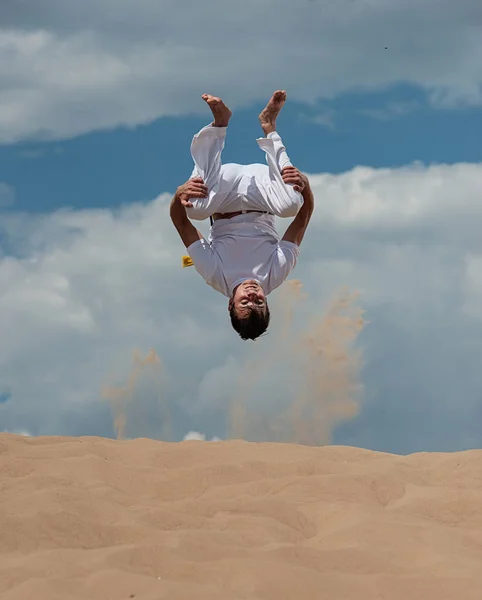 Acrobat Executa Truque Acrobático Salto Mortal Praia Homem Treina Capoeira — Fotografia de Stock