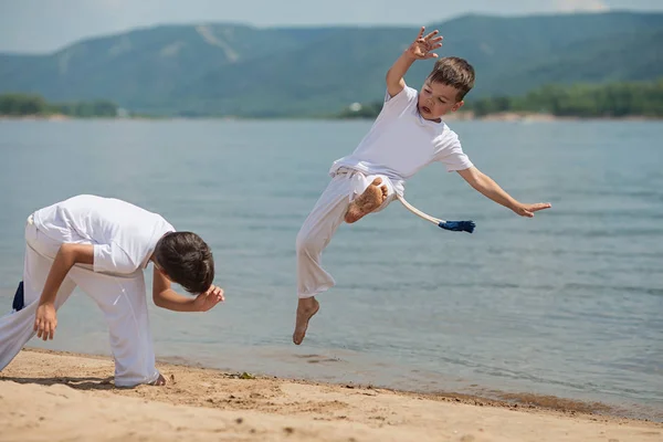 Treinamento Duas Crianças Praia Mar Capoeira Esportes — Fotografia de Stock