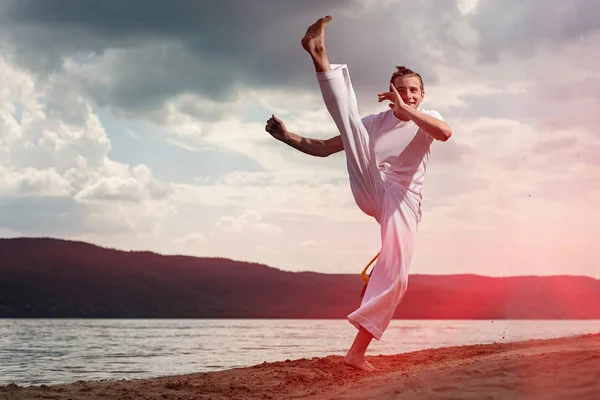 Jovem Treina Capoeira Céu Conceito Sobre Pessoas Estilo Vida Esporte — Fotografia de Stock