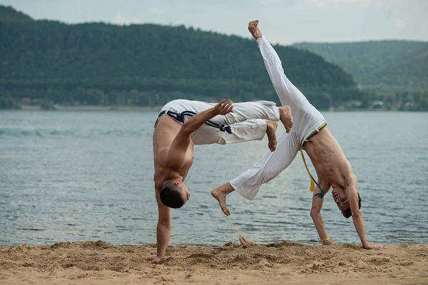 Homens Treinam Capoeira Praia Conceito Sobre Pessoas Estilo Vida Esporte — Fotografia de Stock