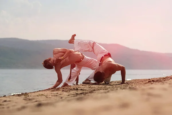 Homens Treinam Capoeira Praia Conceito Sobre Pessoas Estilo Vida Esporte — Fotografia de Stock