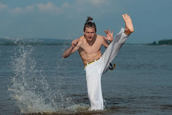Uma Pessoa Que Pratica Capoeira Praia Conceito Pessoas Estilo Vida — Fotografia de Stock