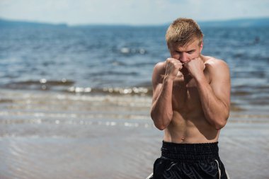 Adam savaşçı bir boks duruş standları