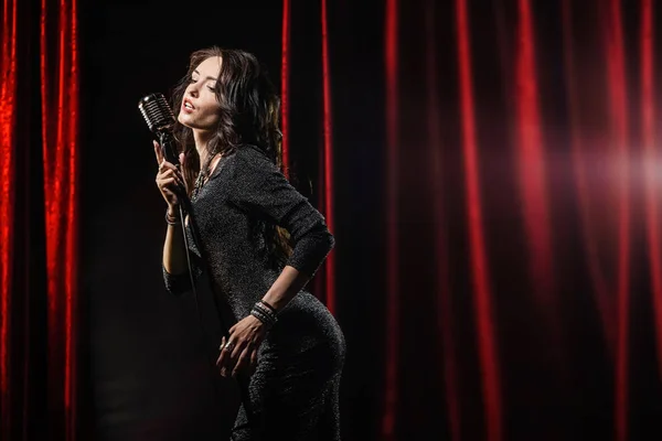 Junges Schönes Mädchen Schwarzem Kleid Singt Konzertsaal Ins Mikrofon — Stockfoto