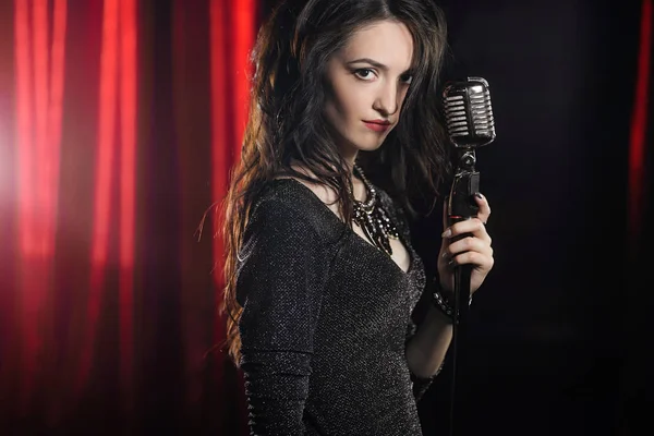 Porträt einer schönen Frau, die am Mikrofon singt — Stockfoto