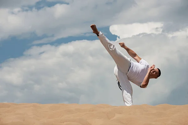 Jovem Treina Capoeira Céu Conceito Sobre Pessoas Estilo Vida Esporte — Fotografia de Stock