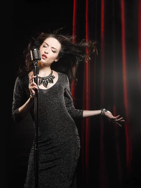 Νέοι Όμορφη Τραγουδίστρια Μαύρο Φόρεμα Ρέει Μαλλιά Τραγουδάει Στο Μικρόφωνο — Φωτογραφία Αρχείου