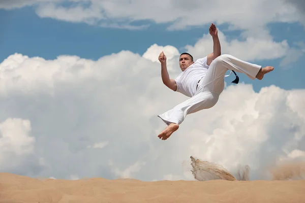 Jovem Treina Capoeira Contra Céu Conceito Pessoas Estilo Vida Esportes — Fotografia de Stock