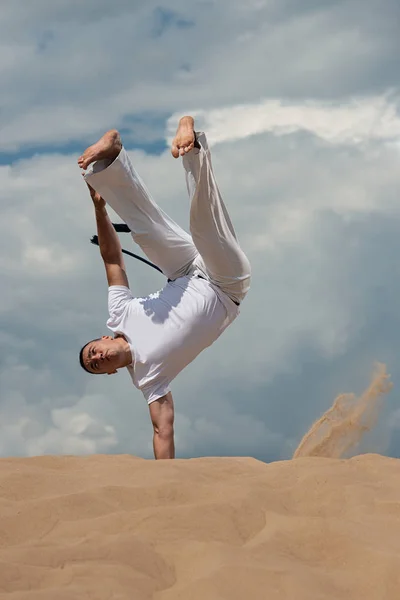 Jovem Treina Capoeira Contra Céu Conceito Pessoas Estilo Vida Esportes — Fotografia de Stock