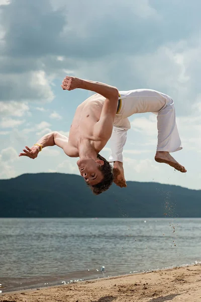 Acrobat Executa Truque Acrobático Salto Mortal Praia Homem Treina Capoeira — Fotografia de Stock