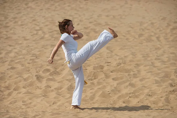 Mulher Treina Capoeira Livre Menina Executa Chute Fundo Deserto — Fotografia de Stock