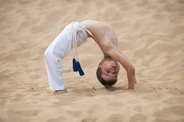 Çocuk pratik capoeira, dans, akrobasi ve müzik, amuda araya Brezilya dövüş ve savunma sanatı