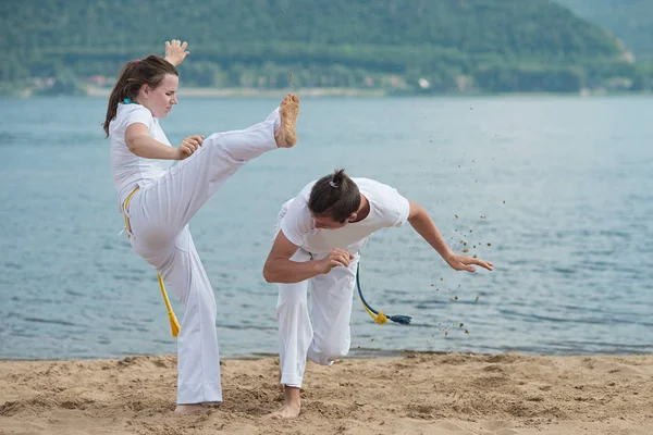 Homem Mulher Treinam Capoeira Praia Conceito Sobre Pessoas Estilo Vida — Fotografia de Stock