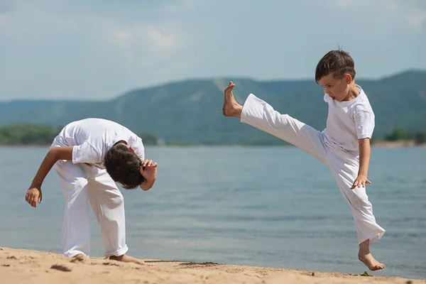 Treinamento Duas Crianças Praia Mar Capoeira Esportes — Fotografia de Stock