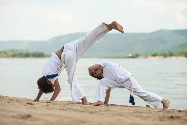 Treinamento Duas Crianças Praia Mar Capoeira Esportes — Fotografia de Stock