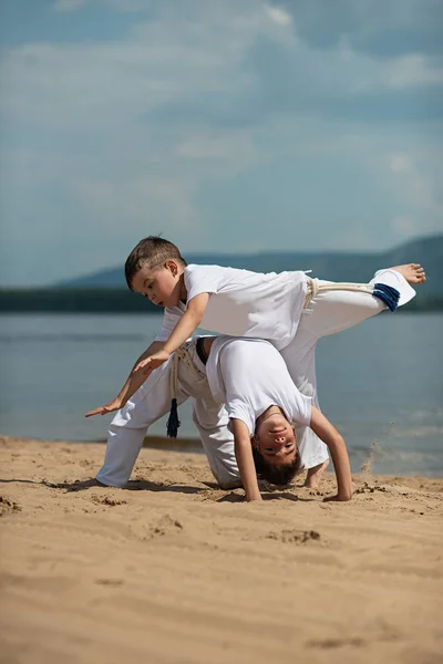 Treinamento Duas Crianças Praia Mar Capoeira Esportes — Fotografia de Stock