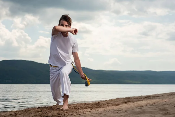 Młody Facet Capoeira Pociągi Niebo Backround Pojęcie Ludzie Styl Życia — Zdjęcie stockowe