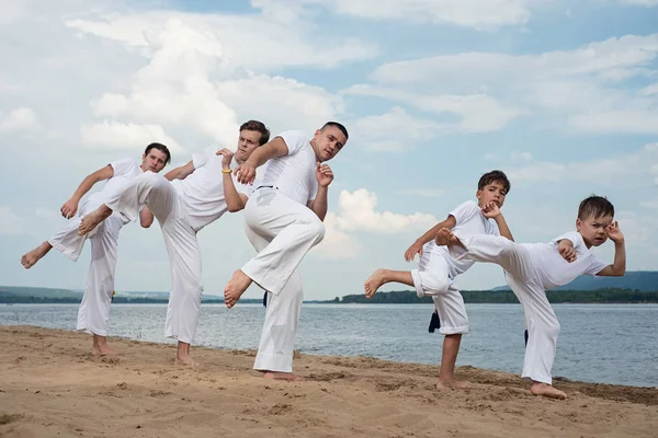 Vários Atletas Capoeira Estão Posição Combate Foto Grupo Lutadores — Fotografia de Stock