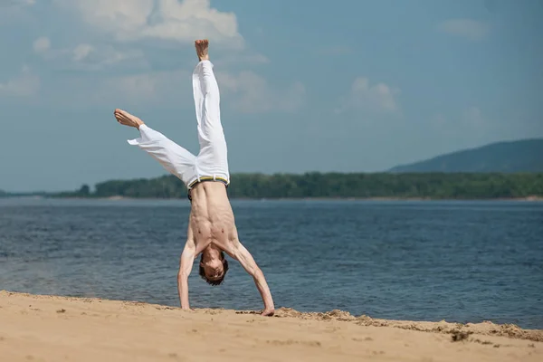 Acrobat Executa Truque Acrobático Salto Mortal Praia Homem Treina Capoeira — Fotografia de Stock