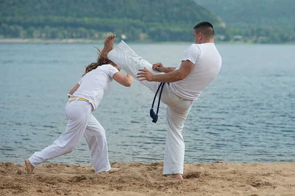 Homem Mulher Treinam Capoeira Praia Conceito Sobre Pessoas Estilo Vida — Fotografia de Stock