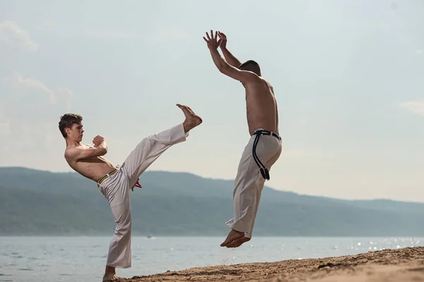 Homens Treinam Capoeira Praia Conceito Sobre Pessoas Estilo Vida Esporte — Fotografia de Stock