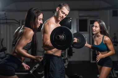 Halter ağırlık antrenmanı Ekipmanı spor jimnastiği grubuyla. Adam ve kadın trenler