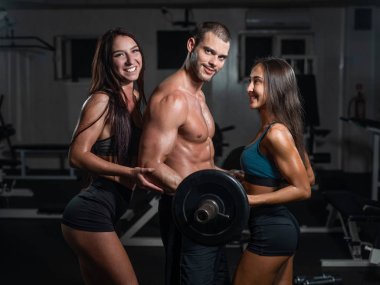 Halter ağırlık antrenmanı Ekipmanı spor jimnastiği grubuyla. Adam ve kadın trenler