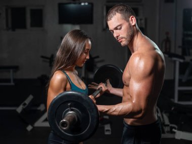 Halter ağırlık antrenmanı Ekipmanı spor jimnastiği grubuyla. Adam ve kadın trenler