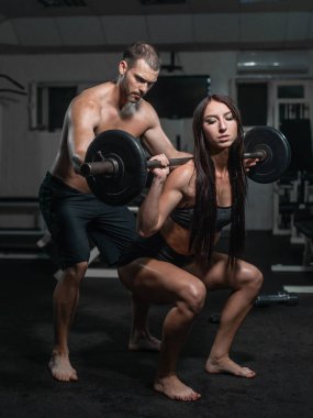 Halter ağırlık antrenmanı Ekipmanı spor jimnastiği grubuyla. Adam ve kadın trenler