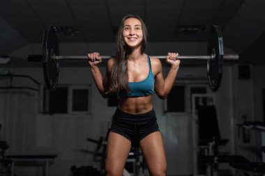 Yakışıklı halterci Barbell ile ağız kavgası kaldırma. Halter, bacaklar pompa ile kadın eğitim