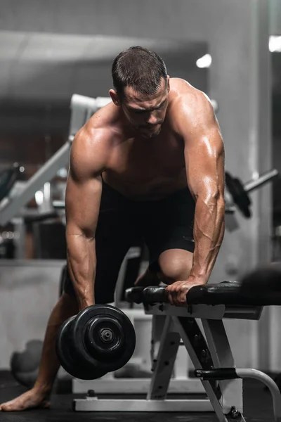 Hombre Entrena Gimnasio Hombre Atlético Entrena Con Pesas Bombeando Sus — Foto de Stock