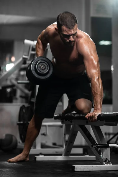 Hombre Entrena Gimnasio Hombre Atlético Entrena Con Pesas Bombeando Sus — Foto de Stock