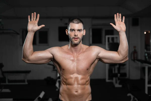 Hermoso Hombre Musculoso Gimnasio Sobre Fondo Oscuro Posando Con Las — Foto de Stock