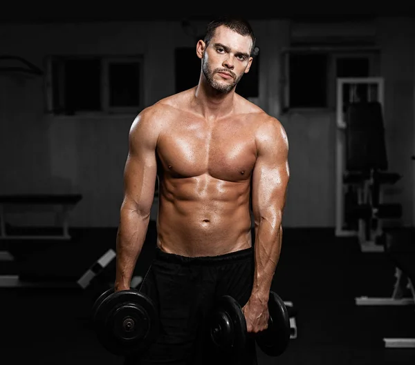 Hermoso Atleta Masculino Muscular Posando Con Pesas Gimnasio — Foto de Stock