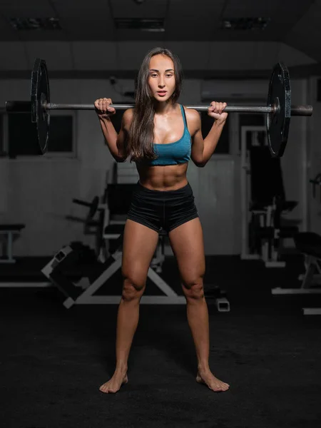 Hübscher Gewichtheber Der Hanteln Mit Kniebeugen Hebt Frauentraining Mit Langhantel — Stockfoto