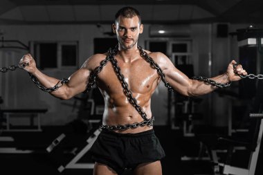 Kaslı adam köle spor salonu, mahkum, özgürlüğe yırtık adam zincire